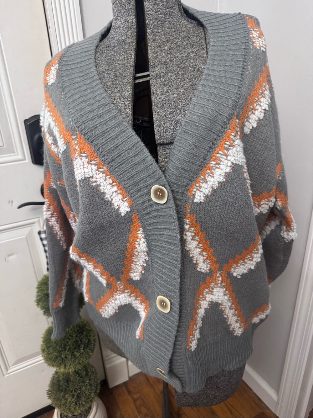 Women’s On Blue Gray and Orange Geometric Patterned V‑Neck Button Cardigan Lg
